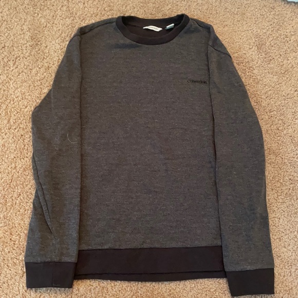 I am selling a Calvin Klein long sleeve sweater. - Picture 1 of 3